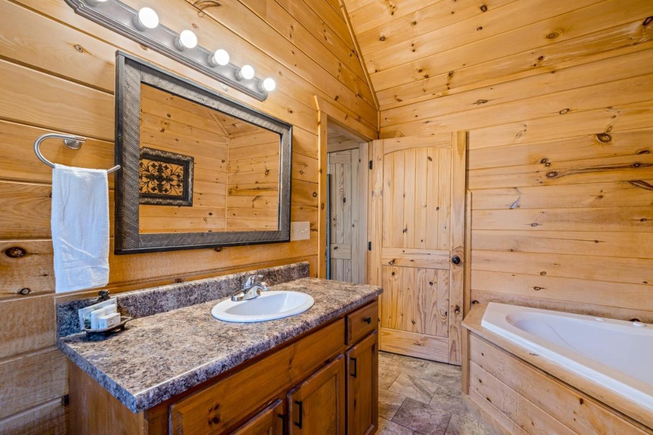 Blue Ridge Bear Bungalow Екстер'єр фото